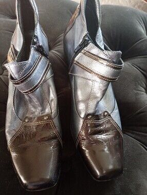 Un Tour En Ville | Black + Charcoal Patent Leather Zip-Detail Ankle Shoes | 40